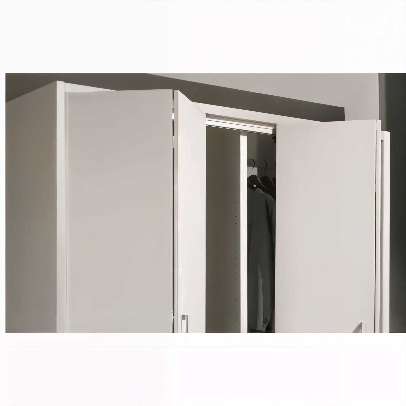 Складная система Hettich WingLine в светлой гардеробной секции