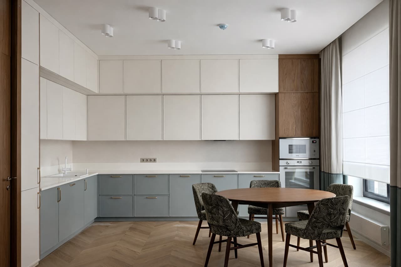 Серия кадров проекта с акцентом на встроенную мебель, спокойную палитру и аккуратные линии фасадов.