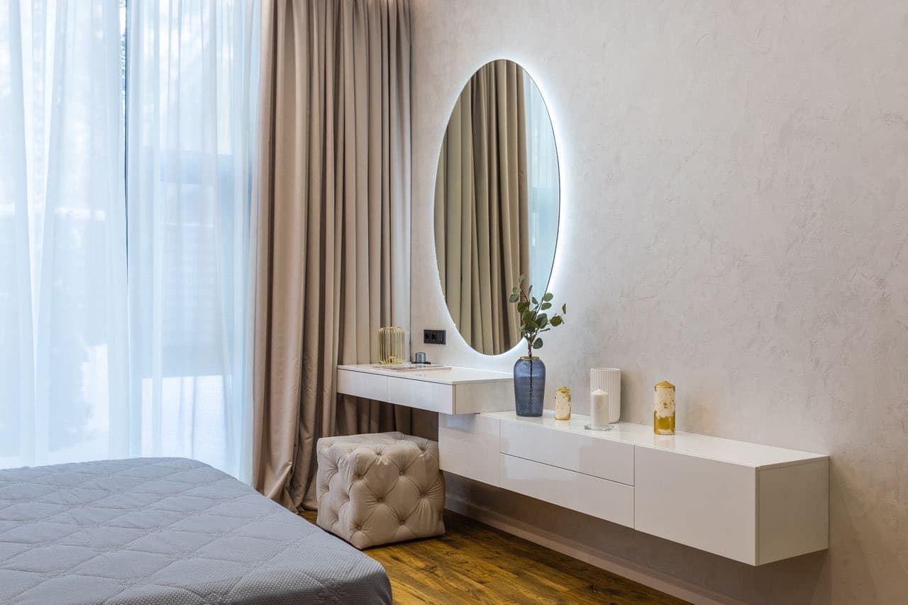 Большая фото-серия загородного проекта, где важны масштаб помещения, ритм стеновых плоскостей и работа мебели в общем объеме дома.