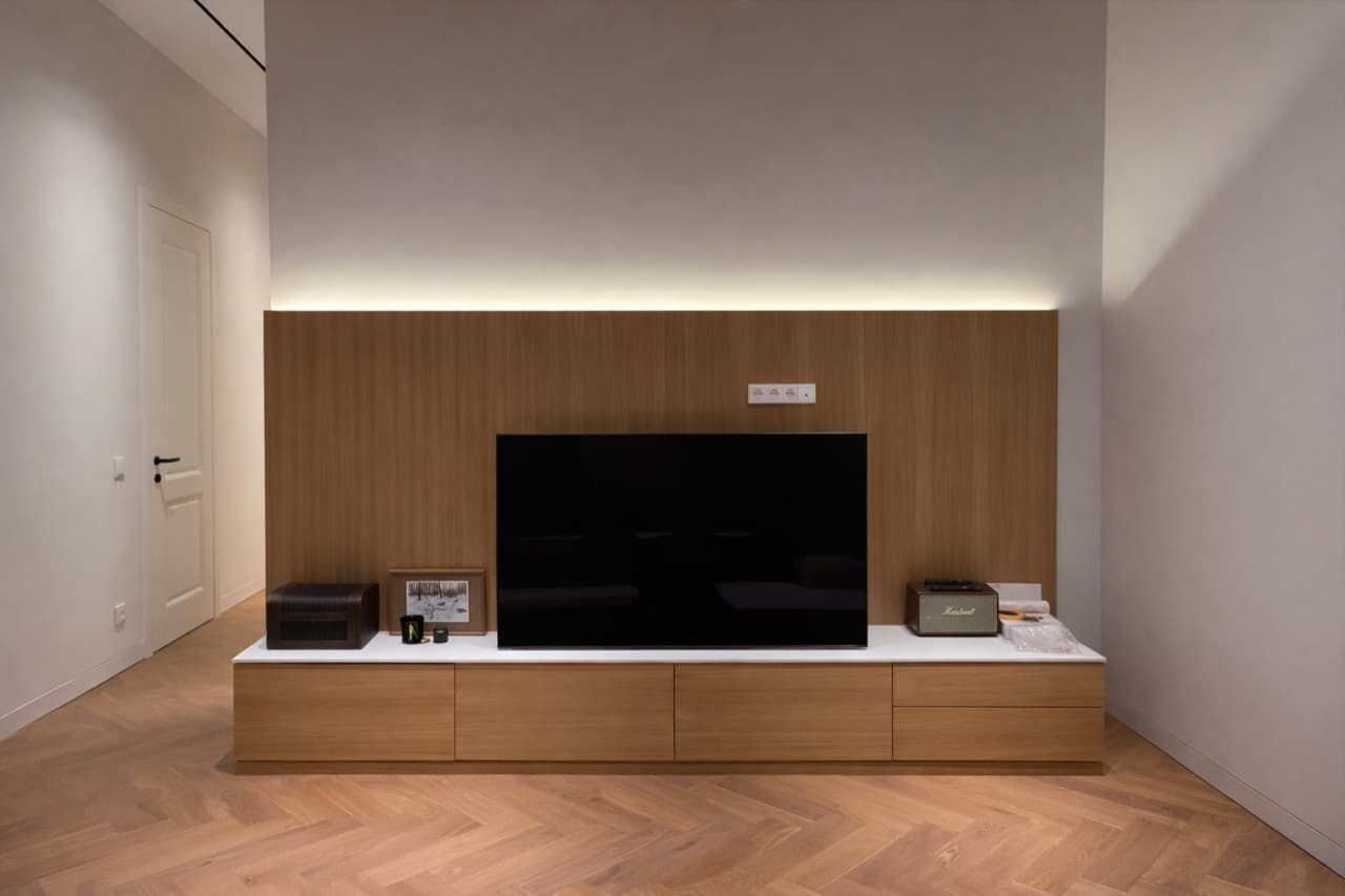 ТВ-зона с деревянной панелью и мягкой контурной подсветкой