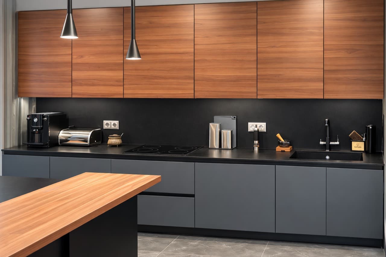 Кухня Baron с графитовыми фасадами и теплым деревом