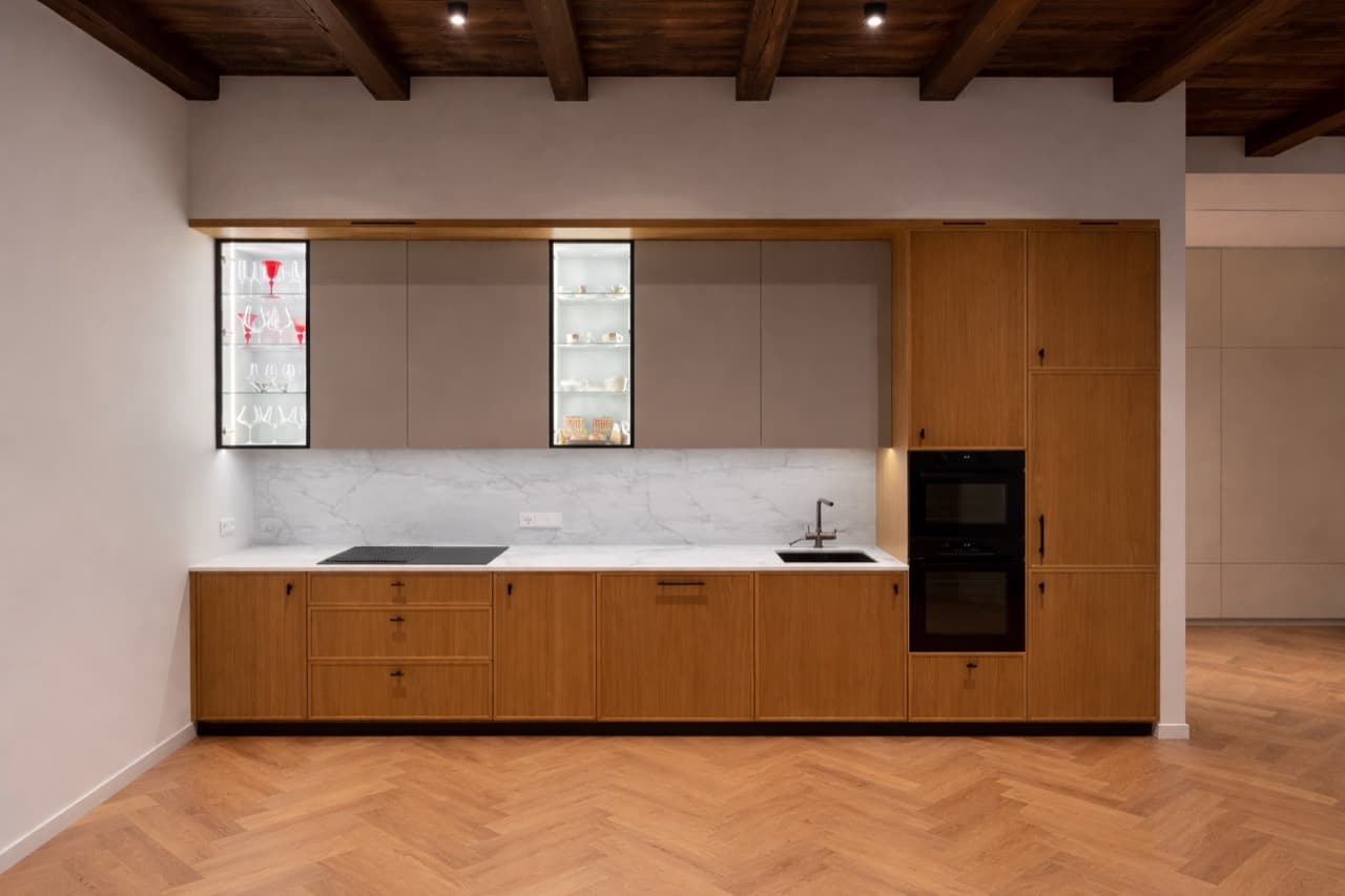 Кухня Baron в частном интерьере с теплой архитектурной подачей